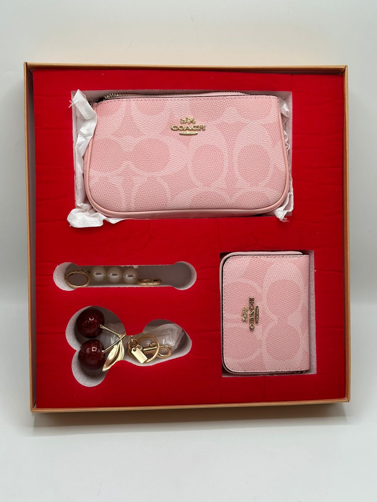 Coach Three Piece Gift Set Powder Pink Color Brand Box - Sehr noir